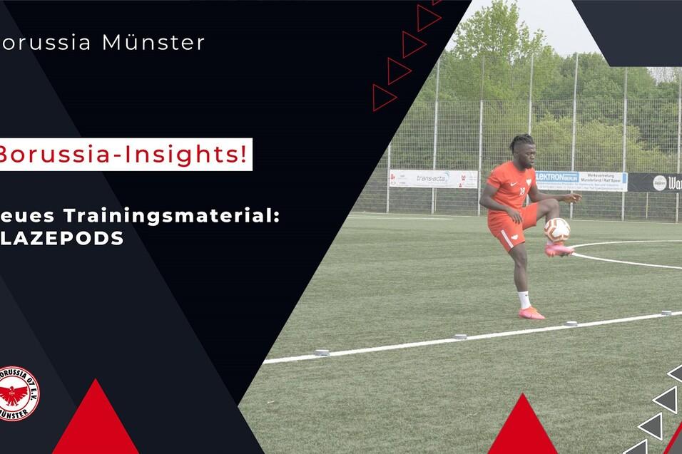Fußballspieler trainiert auf einem Sportplatz mit Blazepods. Im Hintergrund sind Spielfeldmarkierungen und Netze sichtbar.