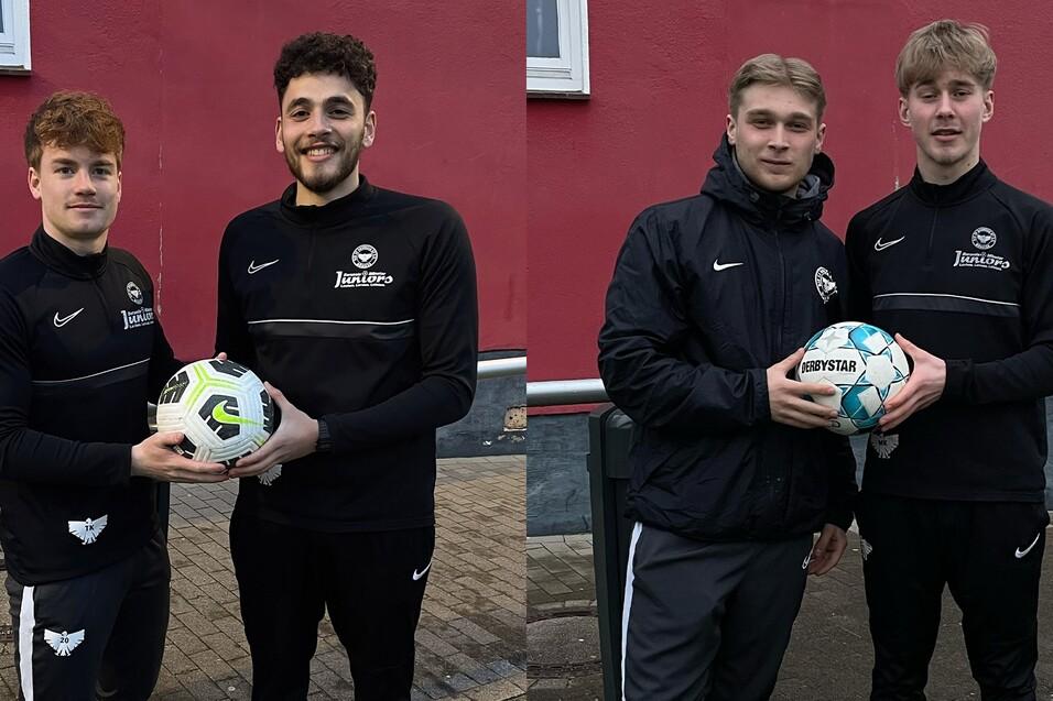 Zwei junge Männer in Sportkleidung halten jeweils einen Fußball vor einer roten Wand.