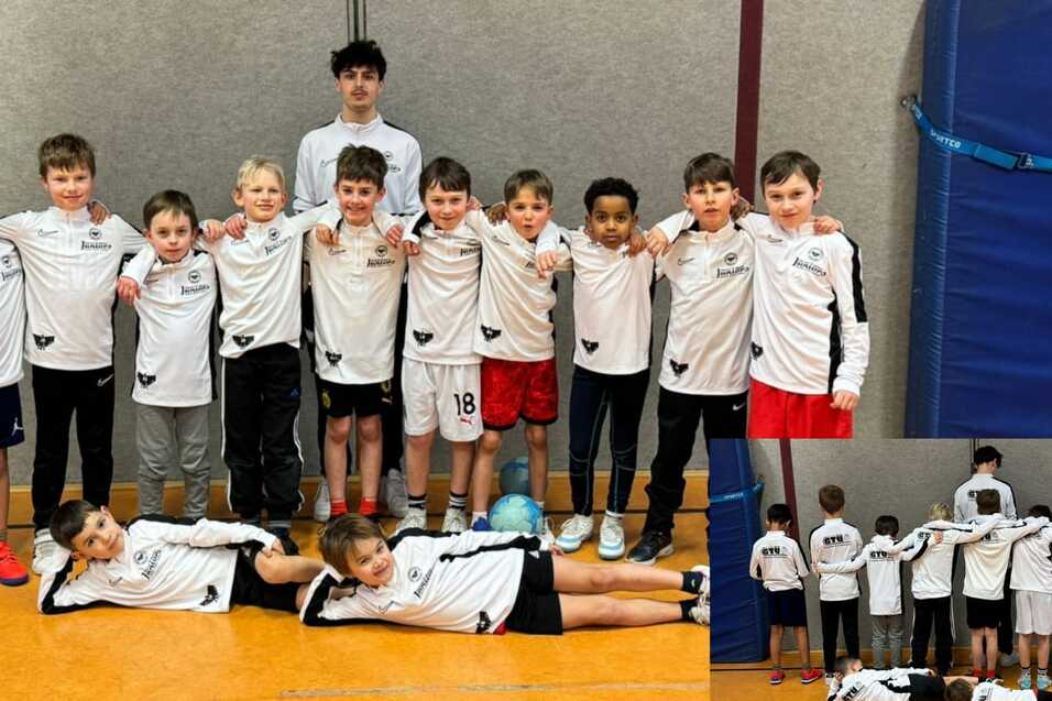 Gruppe von Jungen in weißen Sportjacken posiert gemeinsam in einer Turnhalle, mit Sicht auf einen weiteren Bildausschnitt.