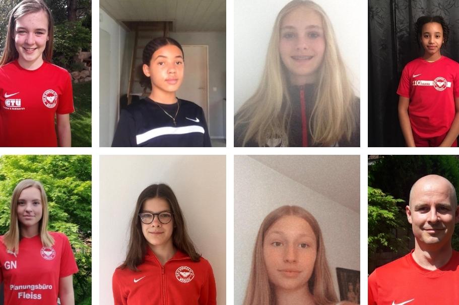 Collage von zwölf Porträts junger Spielerinnen und einem Trainer in roten Sporttrikots, teils mit Vereinslogos.
