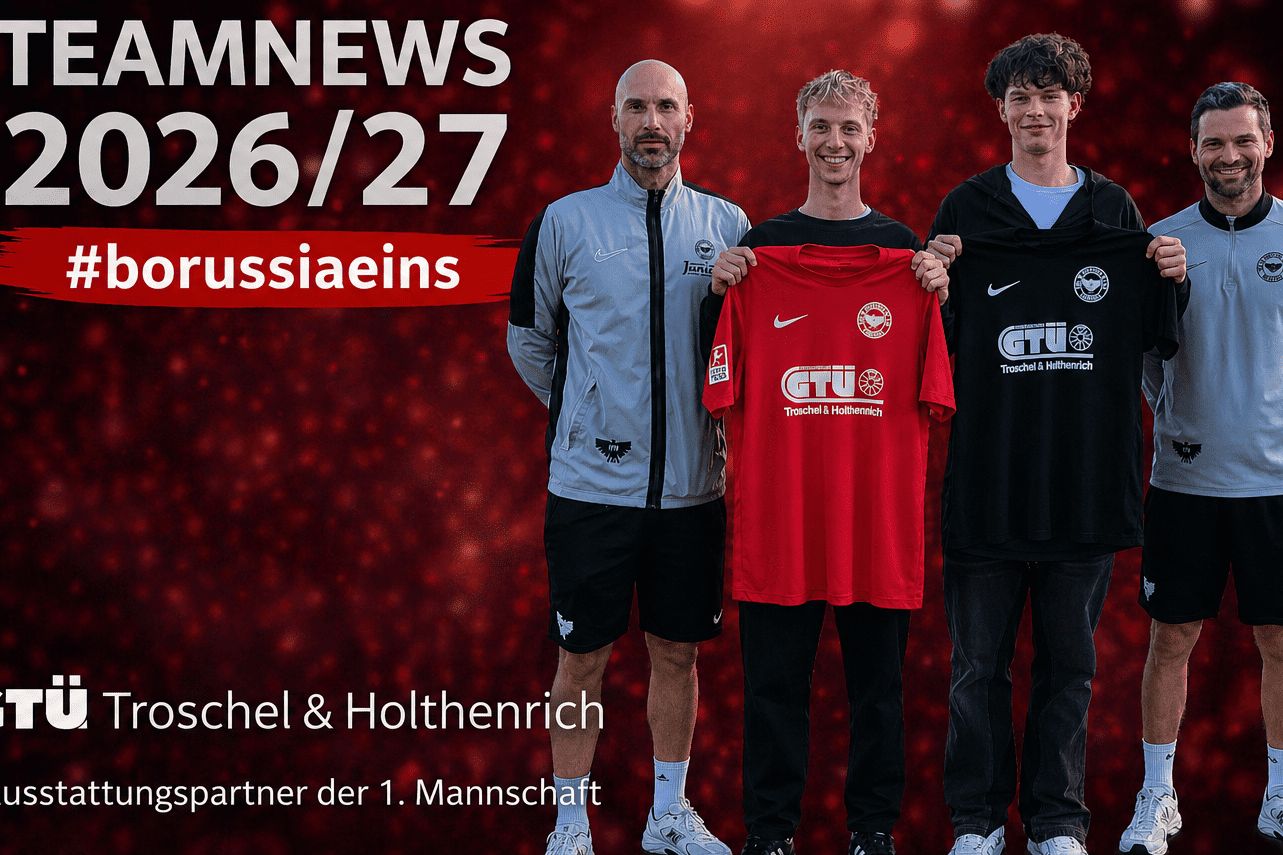 Vier Personen stehen nebeneinander und halten Trikots mit Logos der Marke GTÜ. Hintergrund in Rot mit Lichtreflexen.