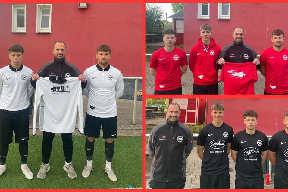 Vereinte Fußballmannschaft mit Spielern und Trainern in verschiedenen Trikots vor roter Wand.