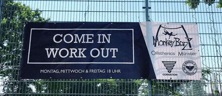 Banner mit der Aufschrift &bdquo;COME IN WORK OUT&ldquo; und Informationen zu Calisthenics in M&uuml;nster.