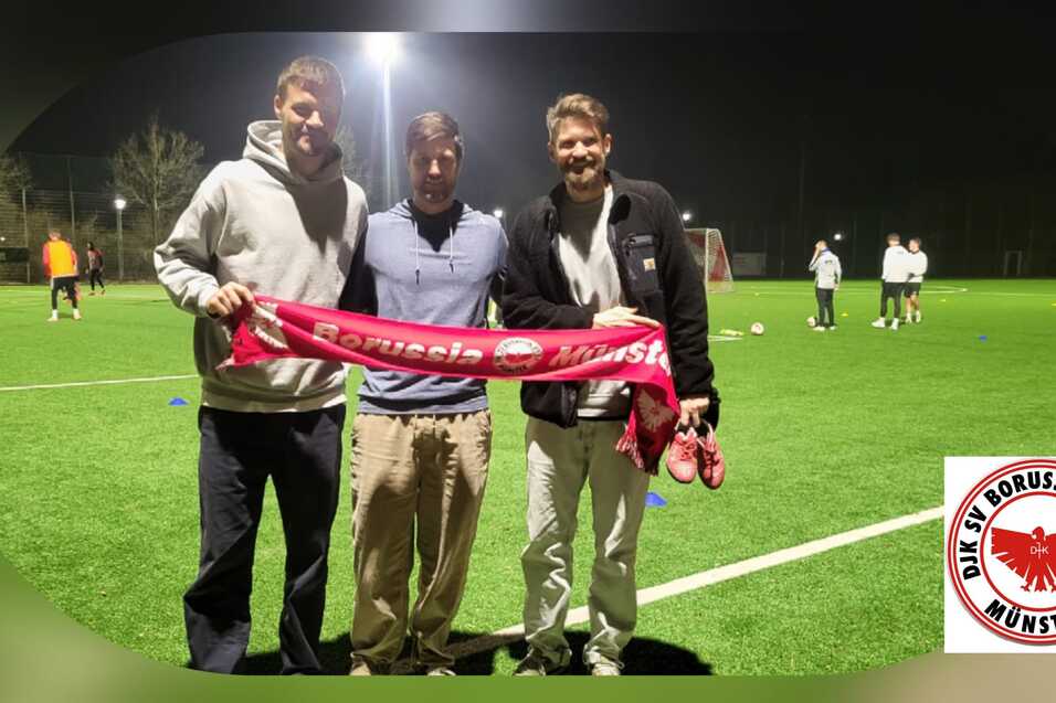 Drei M&auml;nner posieren auf einem Fu&szlig;ballplatz bei Nacht, halten ein rotes Banner von Borussia M&uuml;nster.