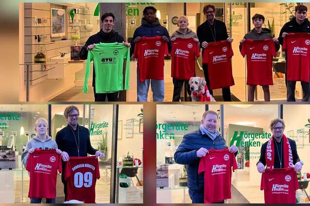 Gruppenszene mit sechs Personen, die rote Fu&szlig;balltrikots vor einem Gesch&auml;ft halten, darunter ein Hund.