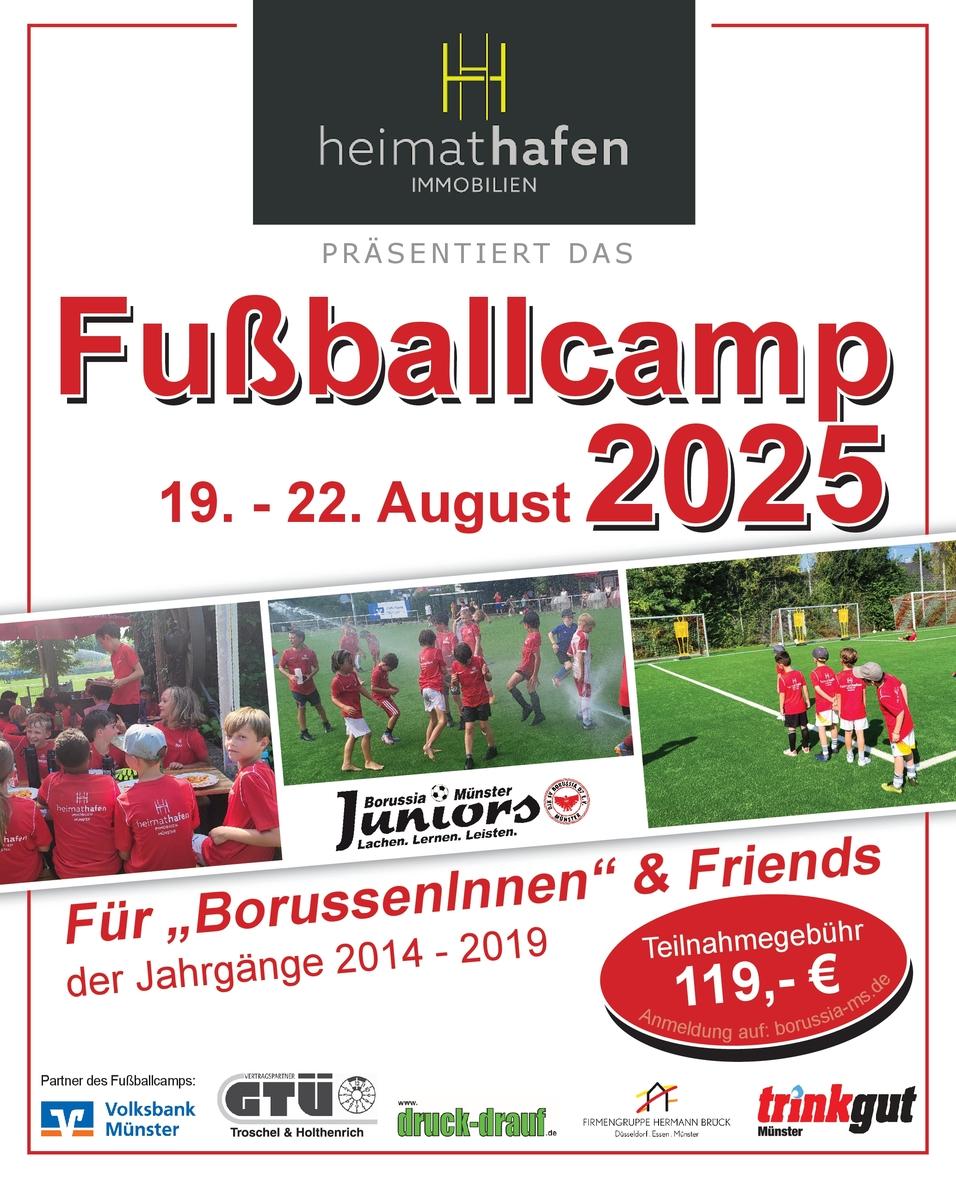 Plakat f&uuml;r das Fu&szlig;ballcamp 2025: Informationen zu Terminen, Zielgruppe und Anmeldung in Verbindung mit Bildern von jungen Spielern.