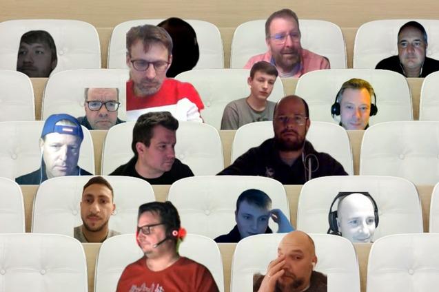 Virtuelle Besprechung mit mehreren Teilnehmern in einem digitalen Raum, die auf wei&szlig;en St&uuml;hlen sitzen.