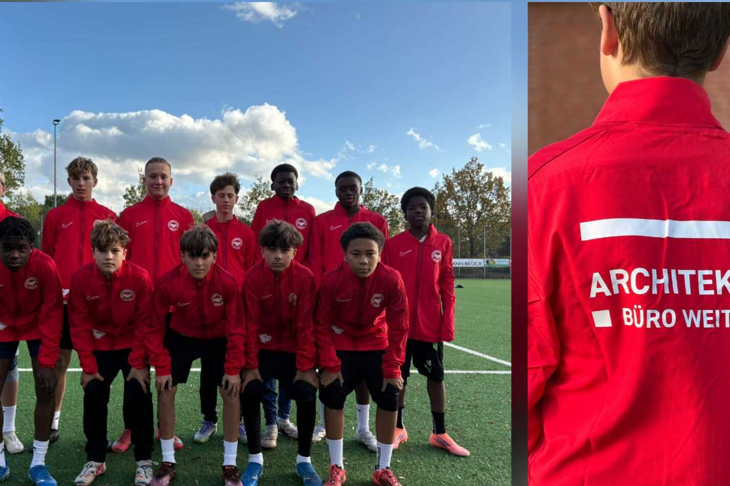 Mannschaft von Jugendlichen in roten Trainigsshirts auf einem Fußballfeld, mit einem Detailansicht des Logos auf einem Shirt.