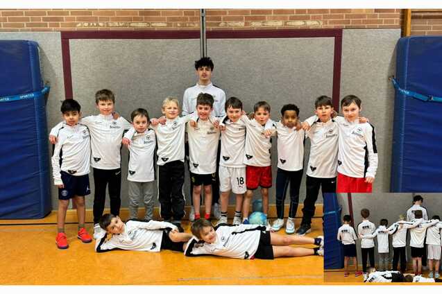 Gruppe von Jungen in wei&szlig;en Sportjacken posiert gemeinsam in einer Turnhalle, mit Sicht auf einen weiteren Bildausschnitt.