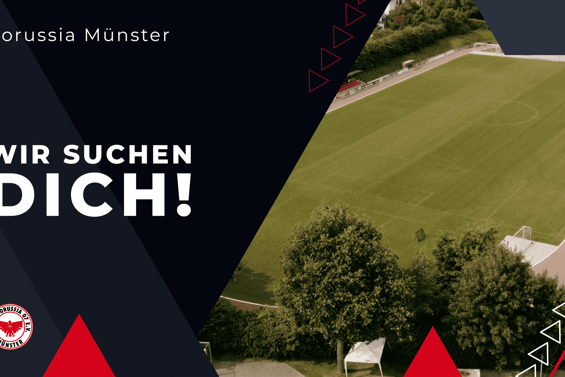Grafik von Borussia M&uuml;nster mit dem Text "Wir suchen dich!" &uuml;ber einem gr&uuml;nen Fu&szlig;ballfeld und dekorativen geometrischen Formen.
