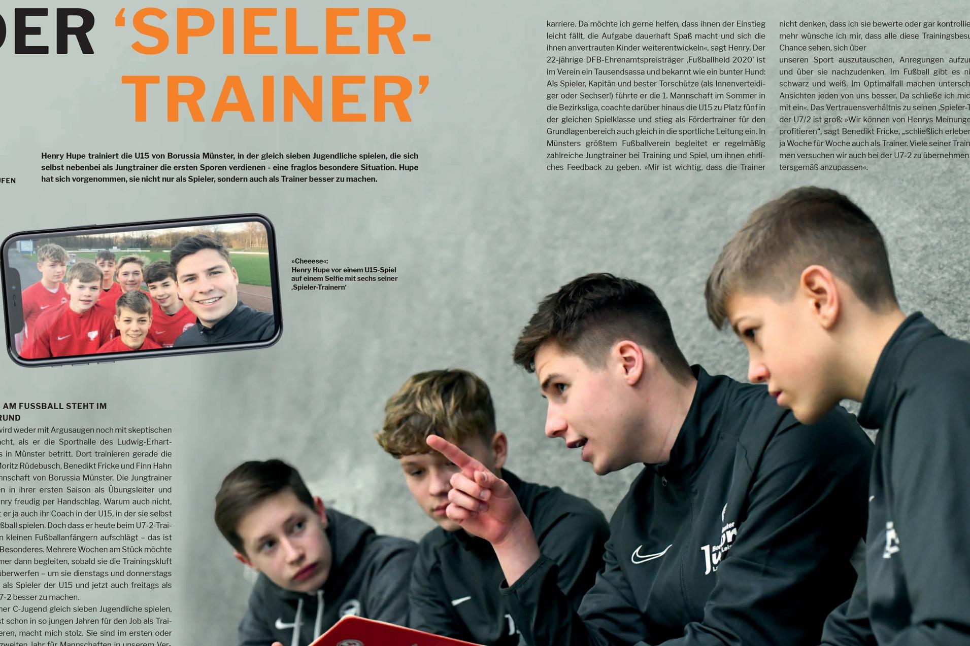 Sechs Jugendliche sitzen an einer Wand, einer h&auml;lt ein Tablet und zeigt darauf, w&auml;hrend die anderen interessiert schauen.