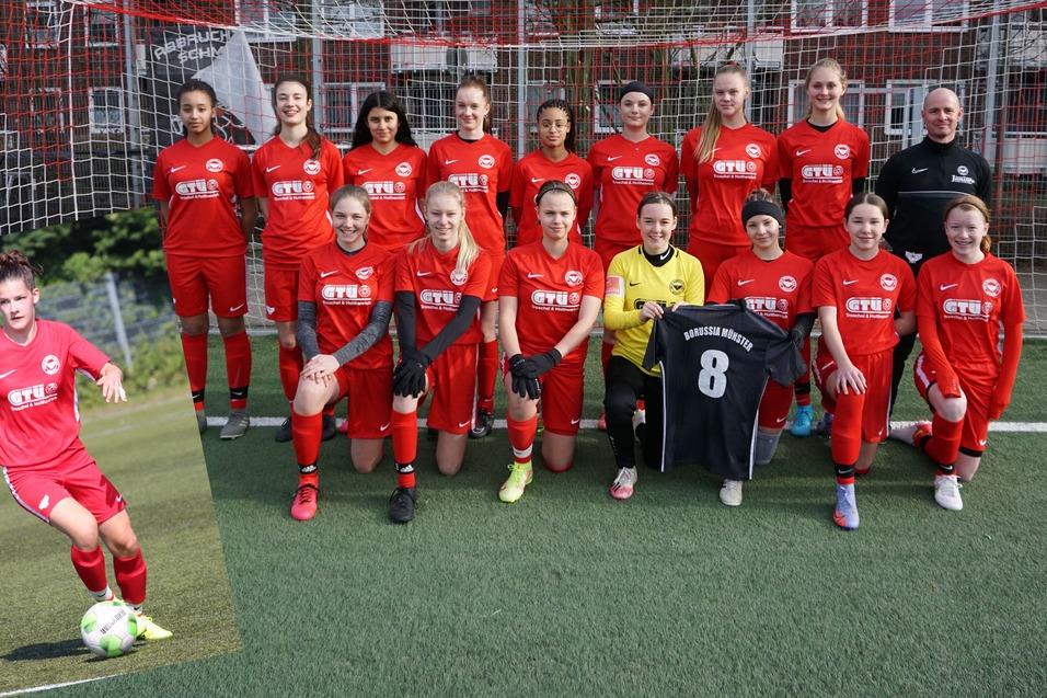 Gruppenfoto eines Frauenfu&szlig;ballteams in roten Trikots vor einem Tor, mit einer Einzelfotografie einer Spielerin unten links.