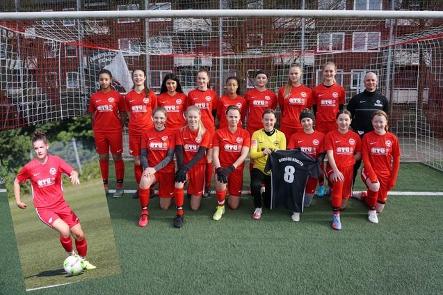 Gruppenfoto eines Frauenfu&szlig;ballteams in roten Trikots vor einem Tor, mit einer Einzelfotografie einer Spielerin unten links.