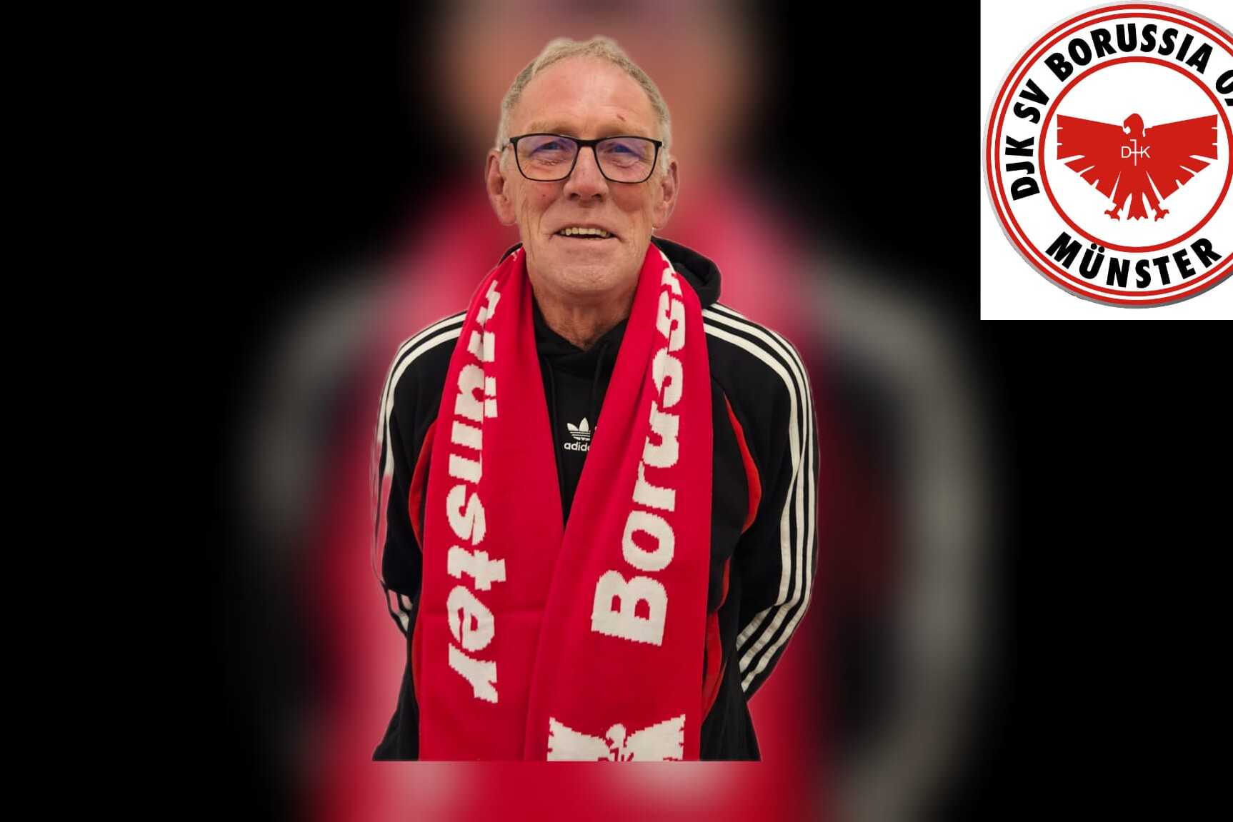 &Auml;lterer Mann mit Brille und rot-wei&szlig;er Borussia M&uuml;nster-Schal vor dunklem Hintergrund. Logo des Vereins in der Ecke.