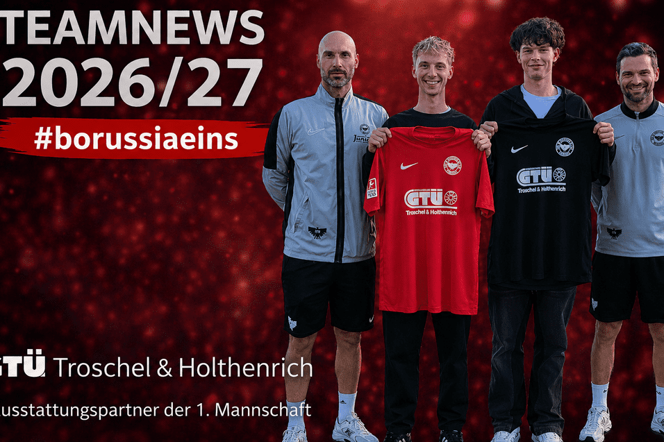 Vier Personen stehen nebeneinander und halten Trikots mit Logos der Marke GT&Uuml;. Hintergrund in Rot mit Lichtreflexen.
