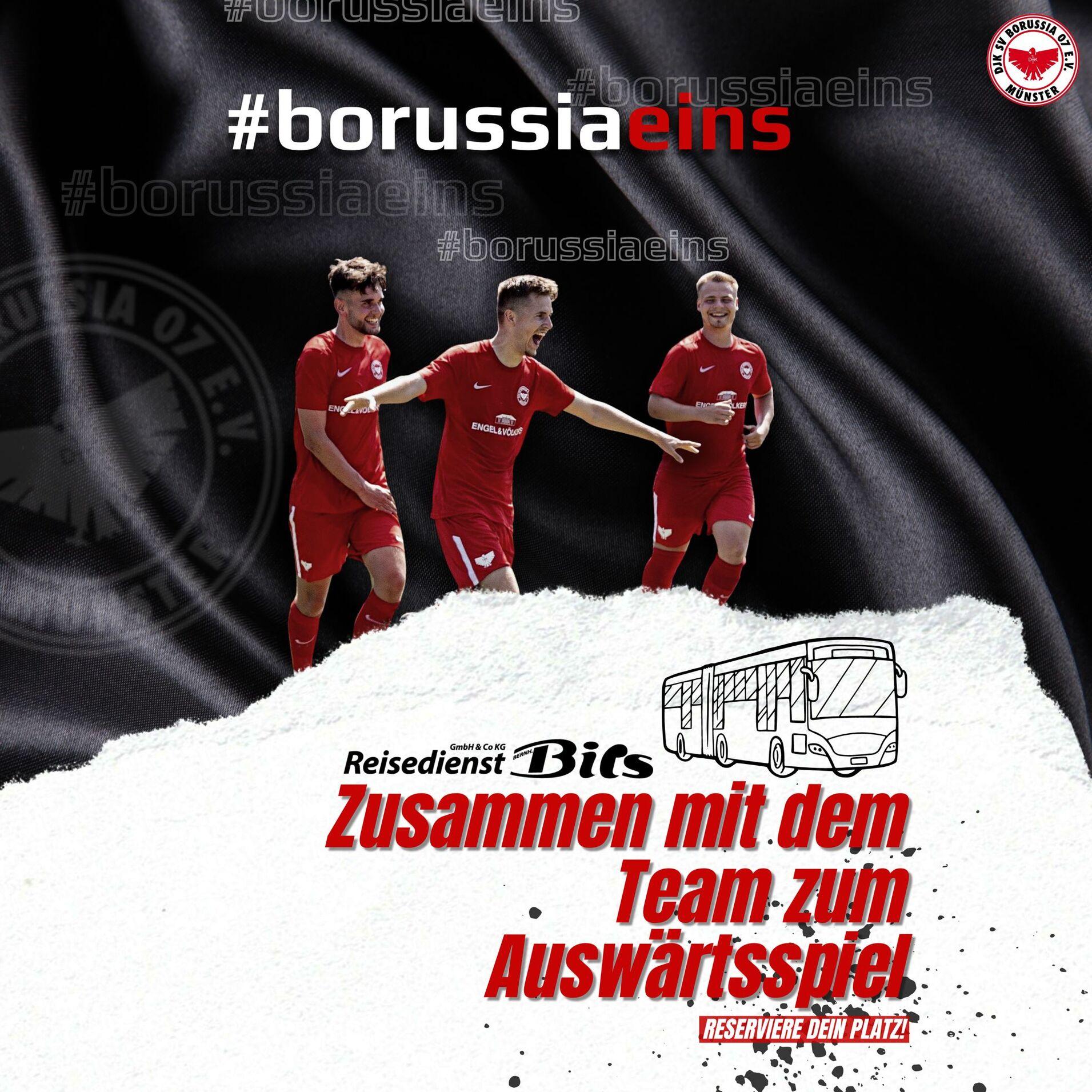 Drei Fu&szlig;ballspieler in roten Trikots posieren vor einem Banner mit dem Text &bdquo;Zusammen mit dem Team zum Ausw&auml;rtsspiel&ldquo;.