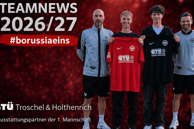 Vier Personen stehen nebeneinander und halten Trikots mit Logos der Marke GT&Uuml;. Hintergrund in Rot mit Lichtreflexen.