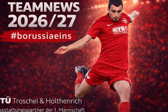 Fu&szlig;ballspieler in rotem Trikot tritt einen Ball auf einem Stadionfeld, im Hintergrund Teamnews und Sponsorenlogo.