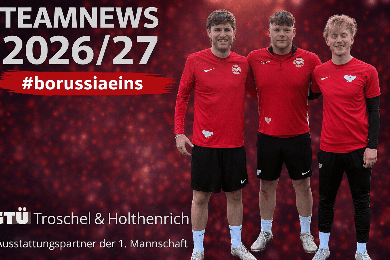 Drei Fu&szlig;ballspieler in roten Trikots stehen auf einem Platz; Hintergrund mit "Teamnews 2026/27" und Sponsorenlogo.