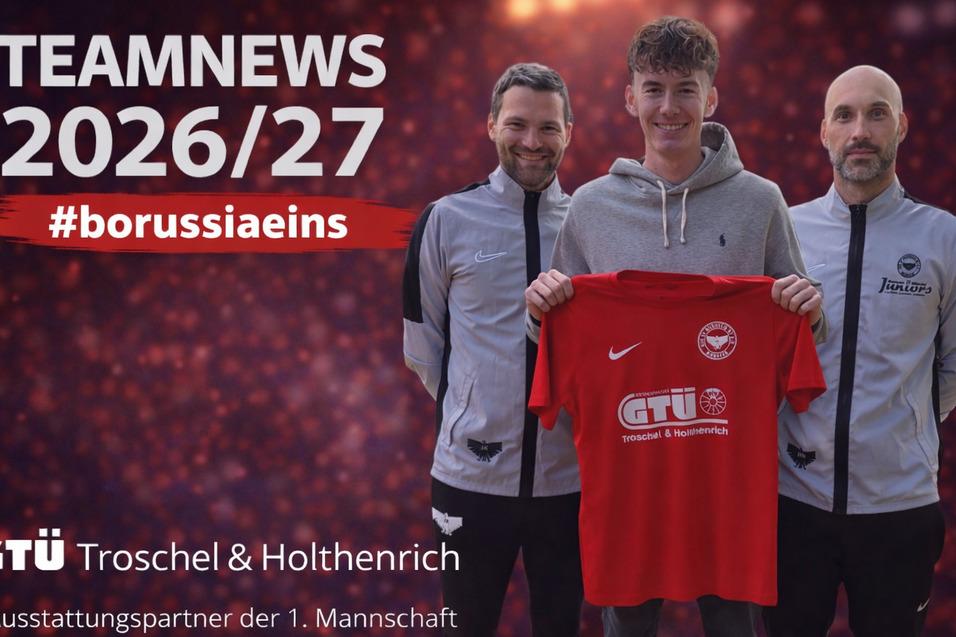 Drei Personen posieren mit einem roten Trikot auf einem festlich beleuchteten Hintergrund.