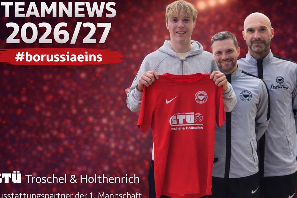 Drei Personen in Sportkleidung stehen vor einer roten Hintergrundbeleuchtung und pr&auml;sentieren ein rotes Trikot mit Logo.