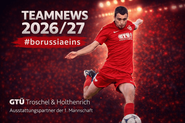 Fu&szlig;ballspieler in rotem Trikot tritt einen Ball auf einem Stadionfeld, im Hintergrund Teamnews und Sponsorenlogo.