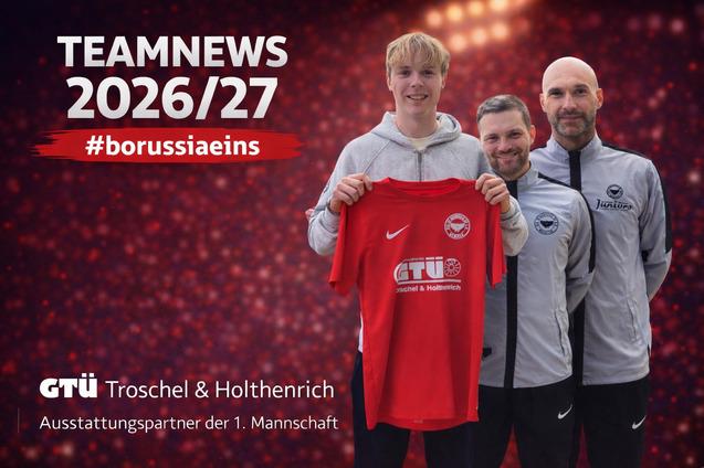 Drei Personen in Sportkleidung stehen vor einer roten Hintergrundbeleuchtung und pr&auml;sentieren ein rotes Trikot mit Logo.