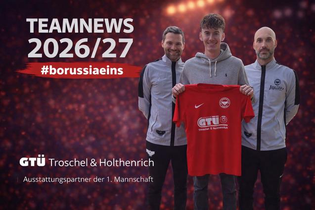 Drei Personen posieren mit einem roten Trikot auf einem festlich beleuchteten Hintergrund.