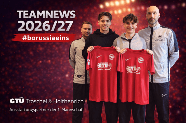 Vier Personen stehen vor einem schimmernden Hintergrund und halten rote Fu&szlig;balltrikots mit Logos in den H&auml;nden.
