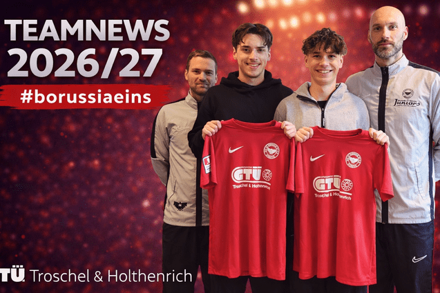 Vier Personen stehen vor einem schimmernden Hintergrund und halten rote Fu&szlig;balltrikots mit Logos in den H&auml;nden.