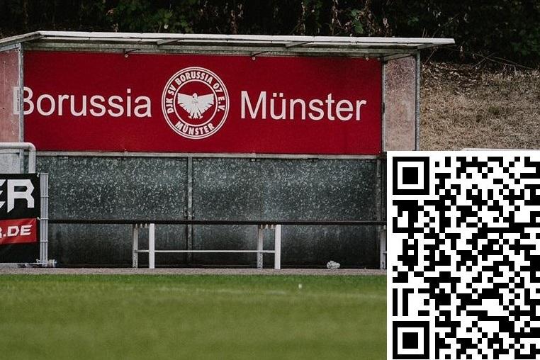 Sitzbank mit dem Logo von Borussia M&uuml;nster und einem QR-Code auf einem Fu&szlig;ballfeld.
