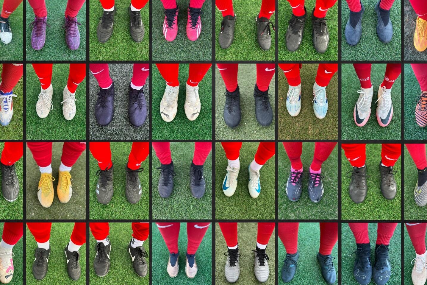 Muster einer Schuhreihe mit verschiedenen Fu&szlig;ballschuhen auf einem gr&uuml;nen Kunstrasenfeld.
