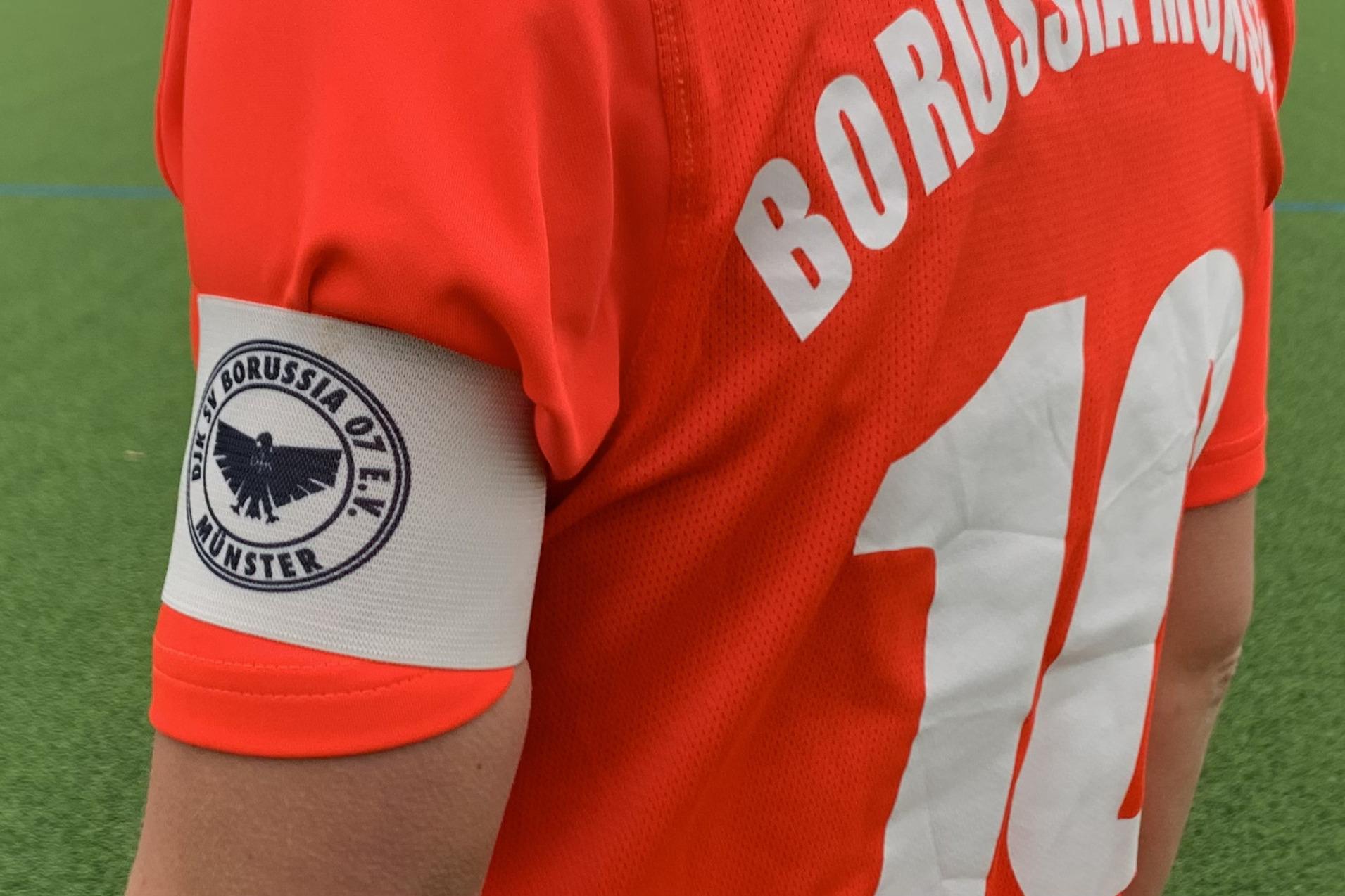 Trikot&auml;rmel mit Aufn&auml;her des Vereins Borussia M&uuml;nster und der Nummer 10 in einem roten Sports Shirt.