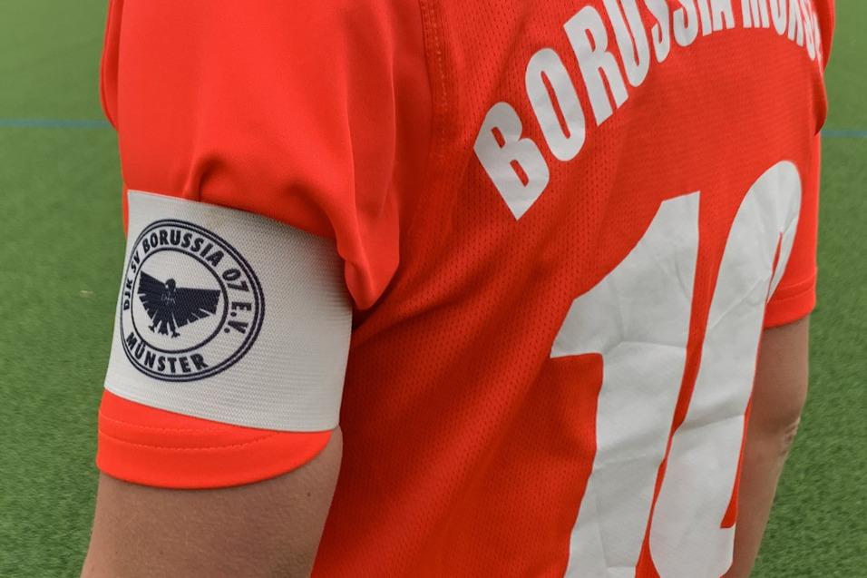 Trikot&auml;rmel mit Aufn&auml;her des Vereins Borussia M&uuml;nster und der Nummer 10 in einem roten Sports Shirt.