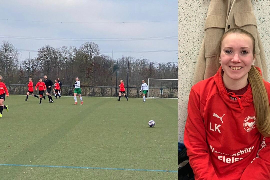 Frauenfu&szlig;ballspiel auf einem Kunstrasenplatz mit Spielerinnen in roten und gr&uuml;nen Trikots, im Hintergrund ein Tor.