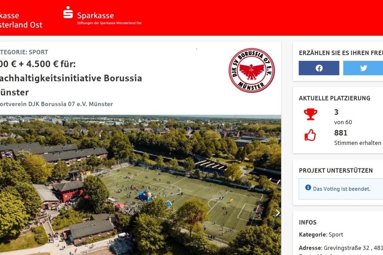 Luftaufnahme eines Sportgeländes mit Fußballfeldern und Bäumen, neben dem Logo der Sparkasse Münsterland Ost.