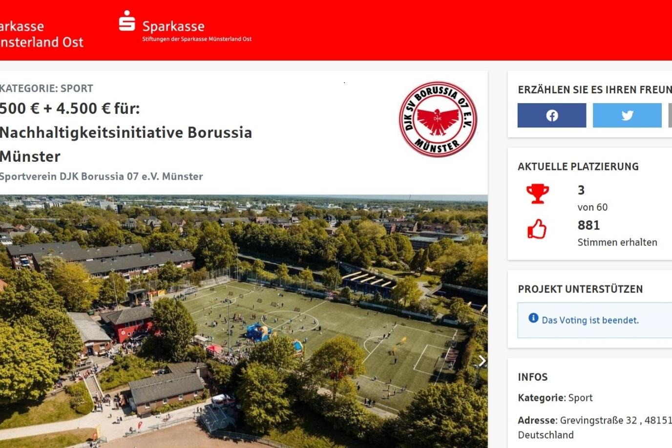Luftaufnahme eines Sportgel&auml;ndes mit Fu&szlig;ballfeldern und B&auml;umen, neben dem Logo der Sparkasse M&uuml;nsterland Ost.
