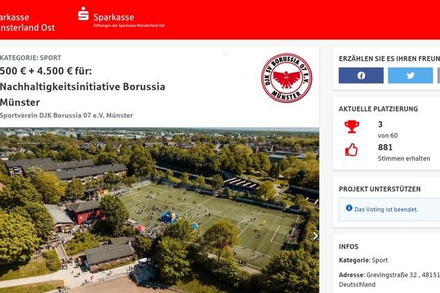 Luftaufnahme eines Sportgel&auml;ndes mit Fu&szlig;ballfeldern und B&auml;umen, neben dem Logo der Sparkasse M&uuml;nsterland Ost.