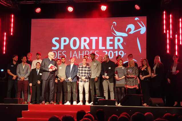 Gruppennahaufnahme von Sportlern und Sportlerinnen auf einer B&uuml;hne bei der Verleihung &bdquo;Sportler des Jahres 2019&ldquo;.
