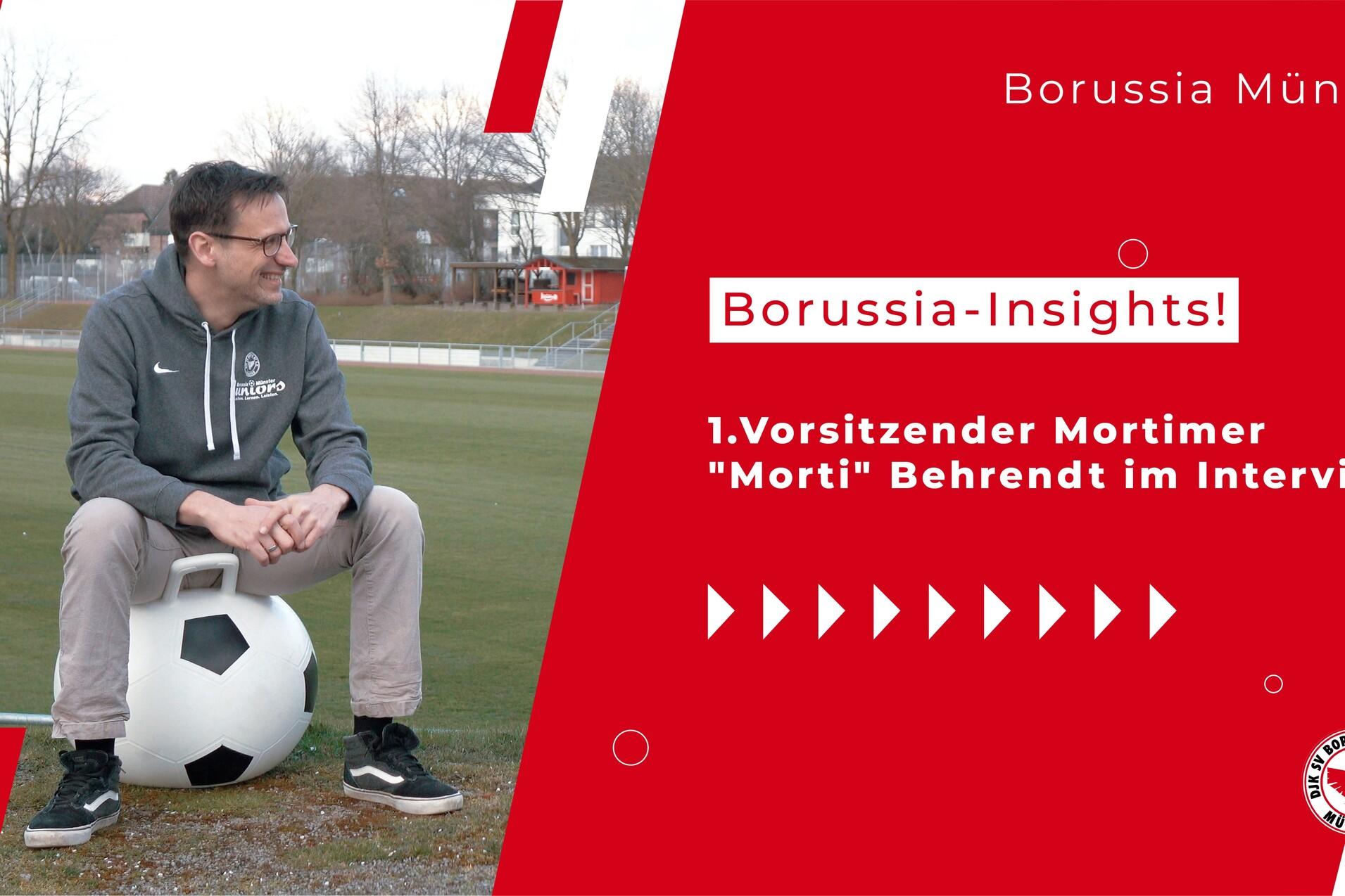 1. Vorsitzender Mortimer Behrendt sitzt auf einem Fu&szlig;ball in einem Interview auf dem Rasenplatz von Borussia M&uuml;nster.