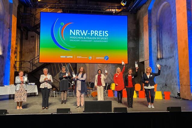 Gruppenfoto von Frauen, die den NRW-Preis f&uuml;r M&auml;dchen und Frauen im Sport in einer festlichen Umgebung entgegennehmen.