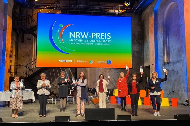 Gruppenfoto von Frauen, die den NRW-Preis f&uuml;r M&auml;dchen und Frauen im Sport in einer festlichen Umgebung entgegennehmen.