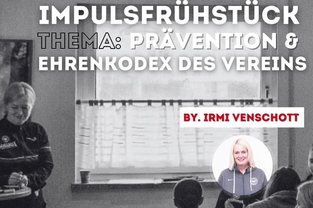 Schwarzwei&szlig;aufnahme einer Referentin w&auml;hrend eines Impulsfr&uuml;hst&uuml;cks zum Thema Pr&auml;vention im Vereinskontext.