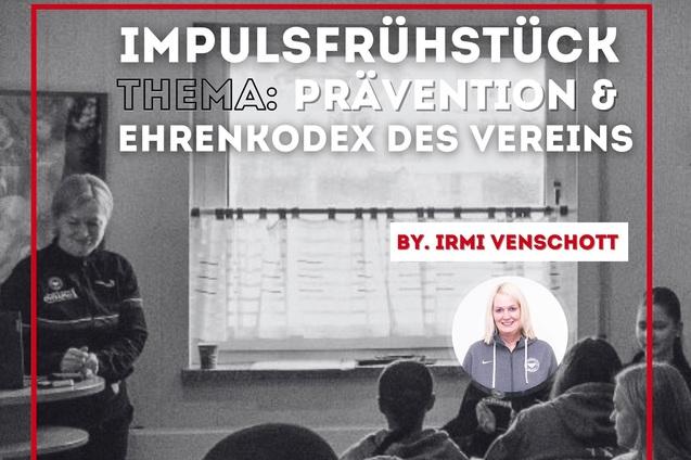 Schwarzwei&szlig;aufnahme einer Referentin w&auml;hrend eines Impulsfr&uuml;hst&uuml;cks zum Thema Pr&auml;vention im Vereinskontext.