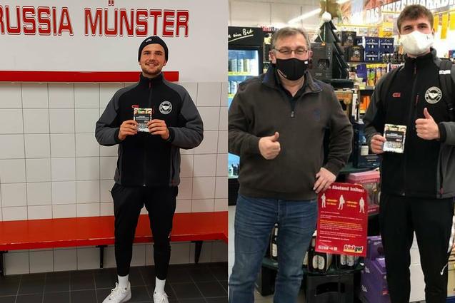Zwei M&auml;nner mit Getr&auml;nken stehen in einem Gesch&auml;ft und in einem Sportverein; beide zeigen Daumen hoch.