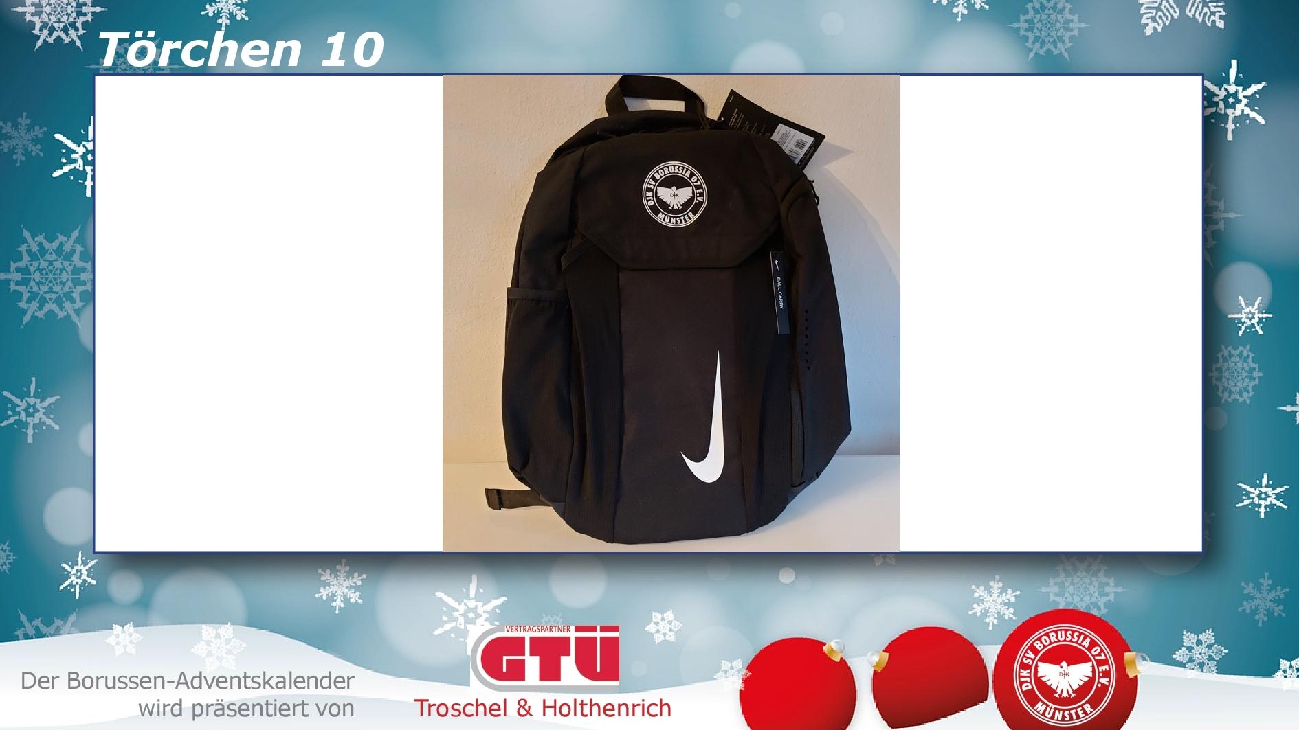 Schwarzer Rucksack mit Nike-Logo und Aufnäher auf einem weißen Hintergrund.