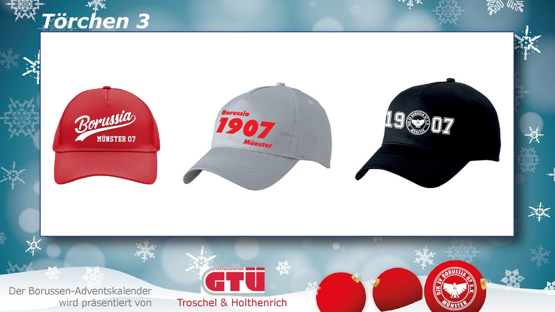 Drei Fan-Caps in rot, grau und schwarz mit Vereinslogos und -schriftzügen auf einem winterlichen Hintergrund.