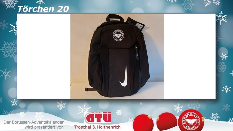Schwarzer Rucksack mit Nike-Logo auf weißem Hintergrund, präsentiert in einem Adventskalender.