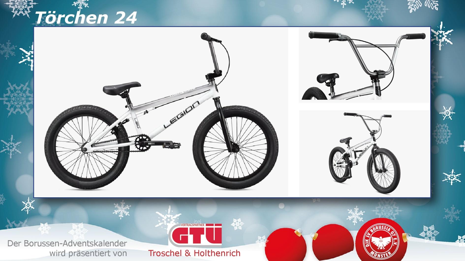 Silbernes BMX-Bike mit dicken Reifen und verstellbarem Lenker auf hellblauem Hintergrund. Designerskizzen im Bild.
