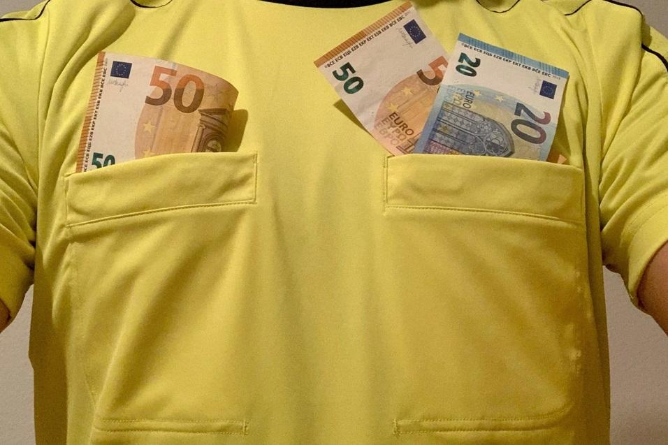 Nahaufnahme eines gelben Shirts mit Bargeld in den Taschen, darunter zwei 50-Euro- und ein 20-Euro-Schein.